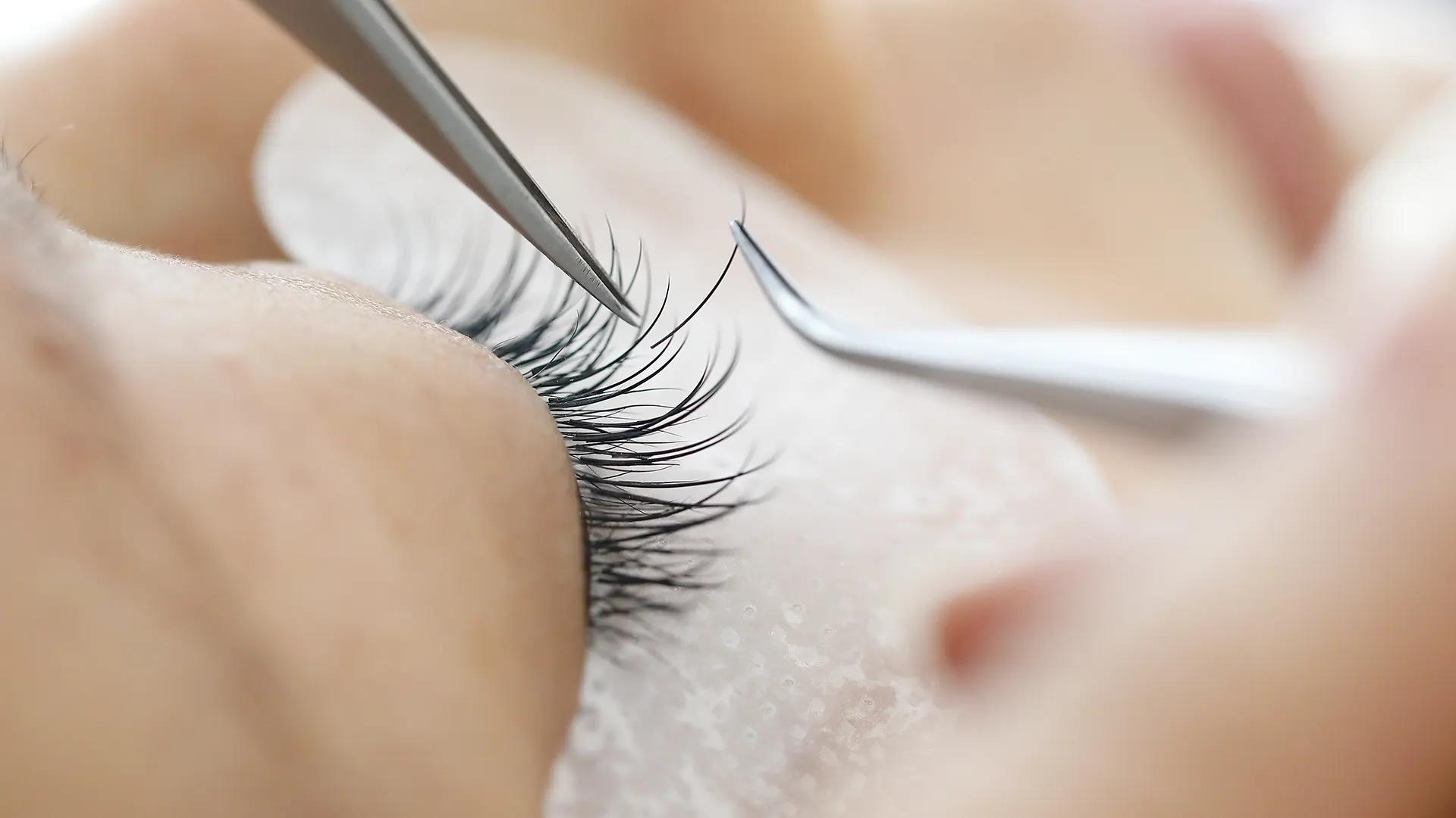 Background image for eyelash extension course